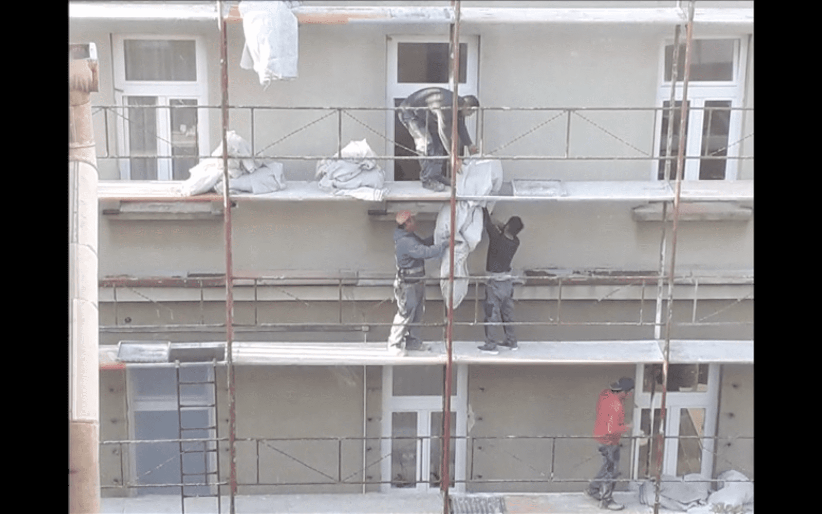 Šest prozora na zgradi preko puta